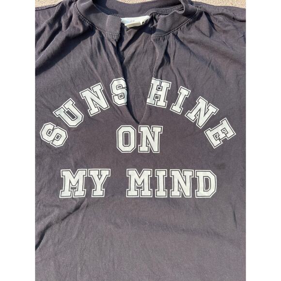 H&M Top Women Size Large Gray Split V-Neck Graphic Short Sleeve Tee Shirt Casual - Picture 3 of 6